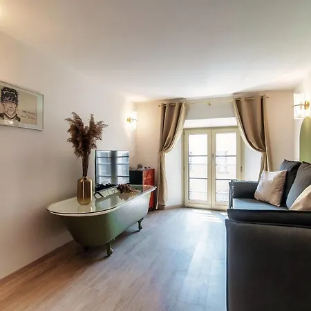 Vanity Flat - The House Of Travelers Apartament *